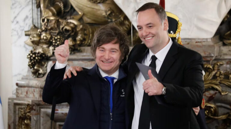 el-presidente-javier-milei-junto-al-jefe-de-gabinete-manuel-adorni-en-casa-rosada-foto-presidencia-2T225ER64VDKRORQ5DRVEUAQLY