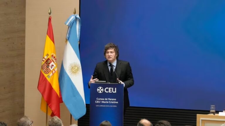 por-primera-vez-javier-milei-dijo-que-haria-si-la-justicia-encuentra-culpable-a-manuel-adorni-foto-p