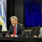 el-viceministro-de-economia-jose-luis-daza-junto-al-titular-del-palacio-de-hacienda-luis-caputo-y-el