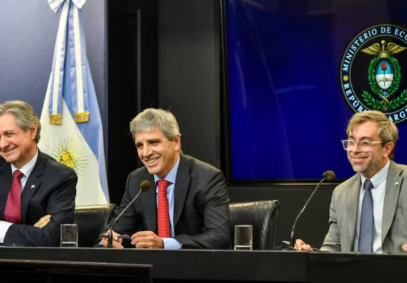 el-viceministro-de-economia-jose-luis-daza-junto-al-titular-del-palacio-de-hacienda-luis-caputo-y-el