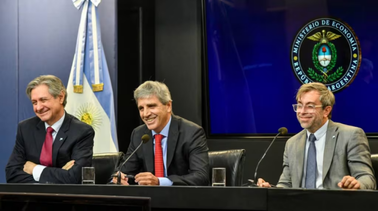 el-viceministro-de-economia-jose-luis-daza-junto-al-titular-del-palacio-de-hacienda-luis-caputo-y-el