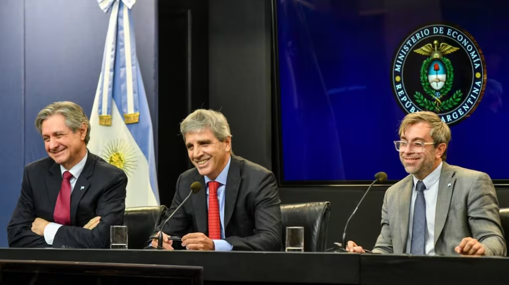el-viceministro-de-economia-jose-luis-daza-junto-al-titular-del-palacio-de-hacienda-luis-caputo-y-el