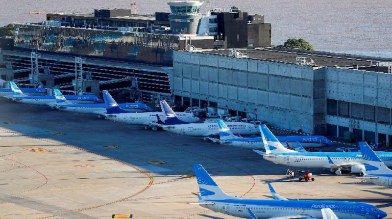 el-gobierno-extiende-la-concesion-de-aeropuertos-argentina-fija-us600-millones-de-inversion-y-nuevas-condiciones-para-la-empresa-foto-reuters-ESARQKQ5KRHYRGZYRLCYYIPUQI