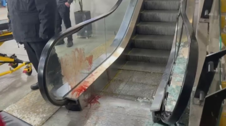 la-baranda-de-la-escalera-se-desprendio-y-el-vidrio-de-blindex-se-rompio-por-la-fuerza-foto-captura-