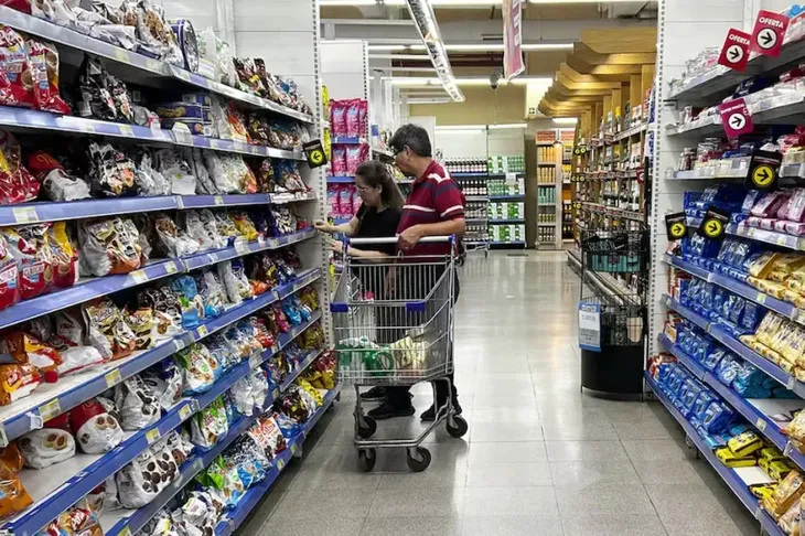 por-la-caida-del-poder-adquisitivo-las-familias-priorizan-las-compras-alimentos (1)